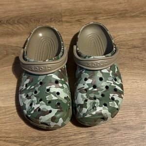 M6/W8 Camouflage Crocs